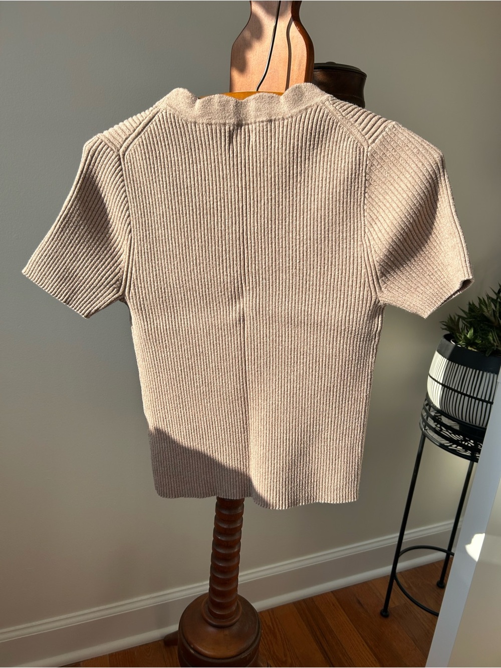 J. Crew Scalloped V-Neck Ribbed Button Short Sleeve Top in Taupe EUC Size M - Picture 5 of 5